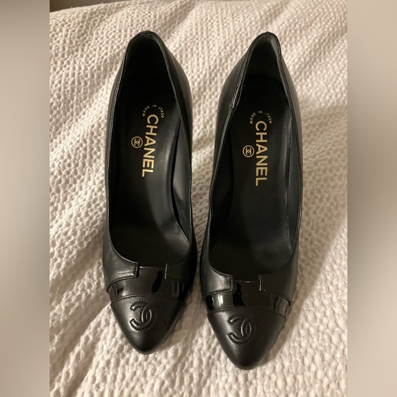 Chanel black pointed pumps with logo tip and gold heel - Picture 4 of 6